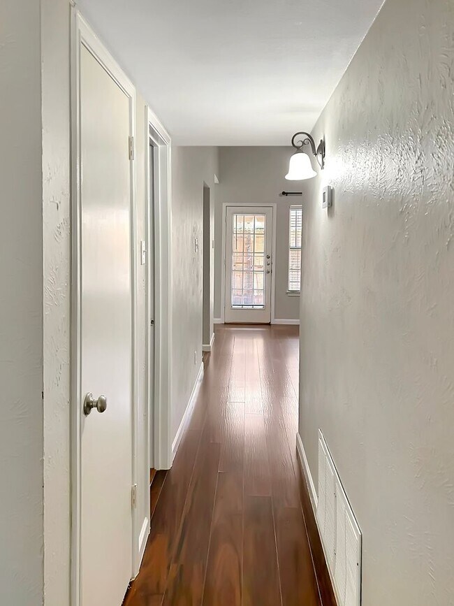 Building Photo - 2-Bed, 2-Bath Townhome with Flexible Floor...