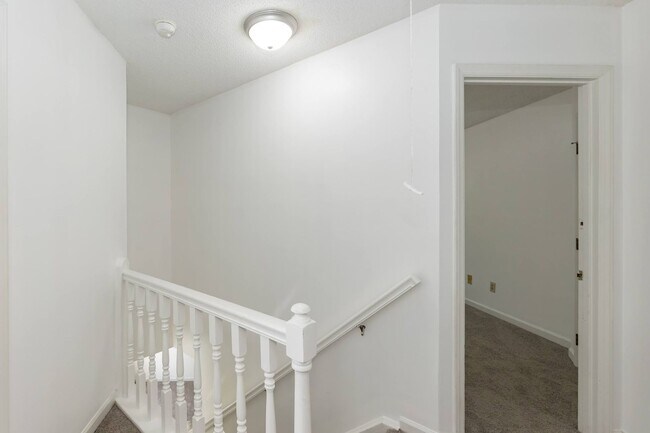 Building Photo - Three Bedroom Home!