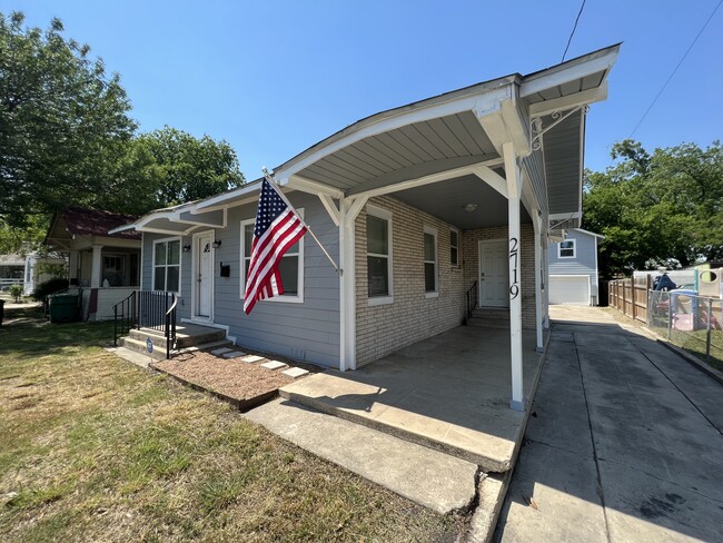 Building Photo - 2719 E Houston St