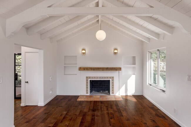 Building Photo - Charming Spanish Style Home in Silver Lake...