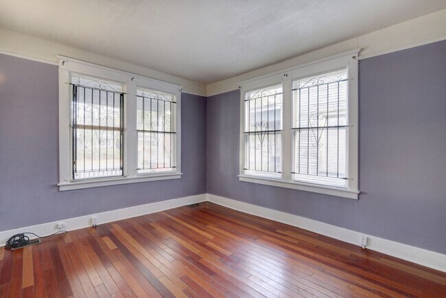 Building Photo - Large Historic Three (of four) Bedroom Apartment