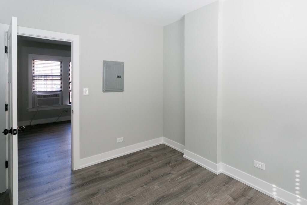 Building Photo - 710 W Brompton