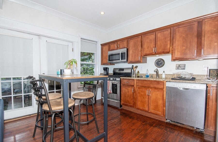 Primary Photo - 122 G St