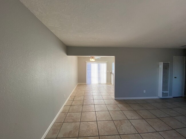 Building Photo - 3 BEDROOM 2 BATH HOUSE LOCATED CLOSE TO SC...