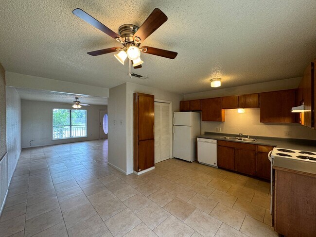 Building Photo - 2515 Bermuda Dr