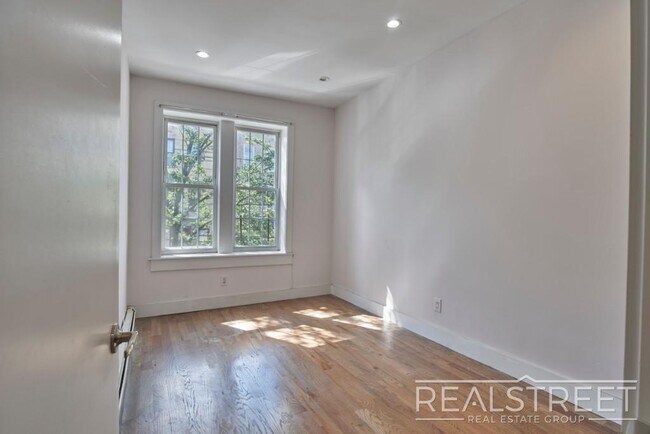 Building Photo - Renovated Spacious 2 BR in Bushwick