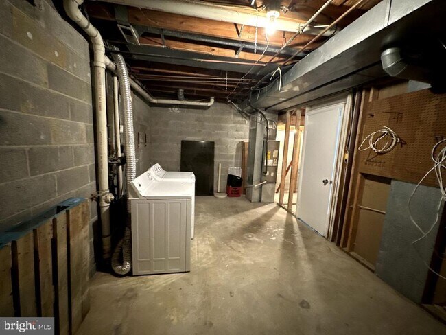 Building Photo - 8121 Fenwick Ct