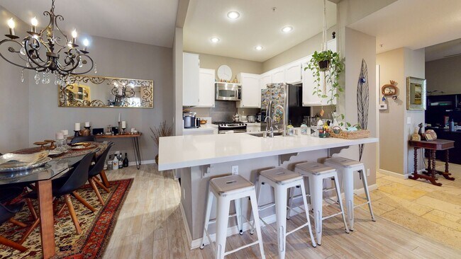 Building Photo - Fantastic 2 bed / 2 bath Condo in Huntingt...