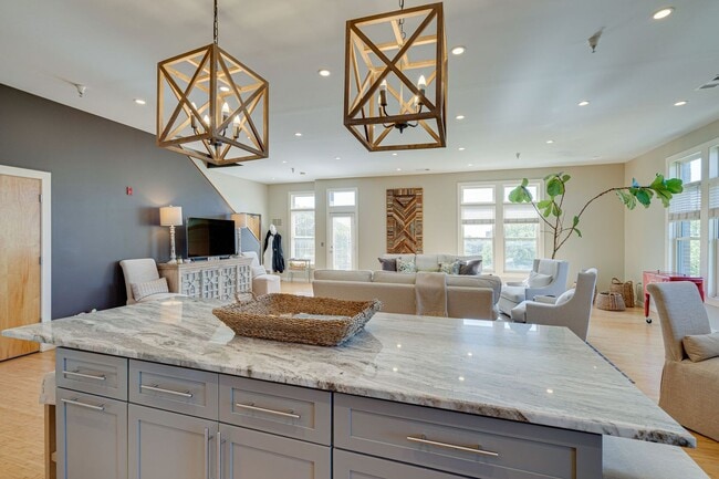 Building Photo - Stunning unfurnished 3BR/2.5BA Condo in Prime Belmont/Vanderbilt Location!