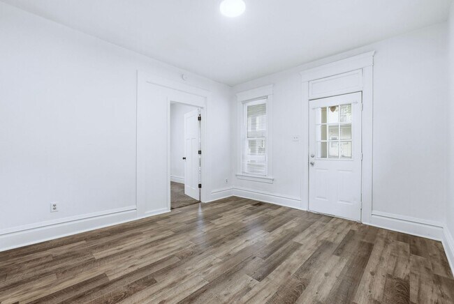 Building Photo - 3-Bed, 2-Bath Home with Large Kitchen & De...