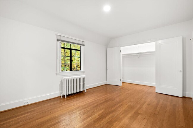 Building Photo - 3 Bed 2.5 Bath - Chevy Chase Colonial - Mo...