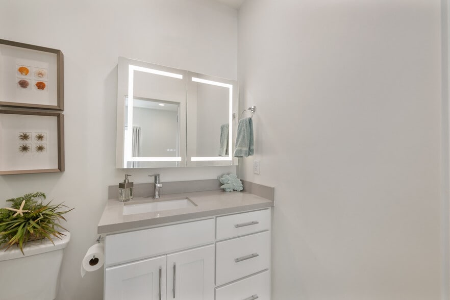 Building Photo - 6988 S Brookhill Dr
