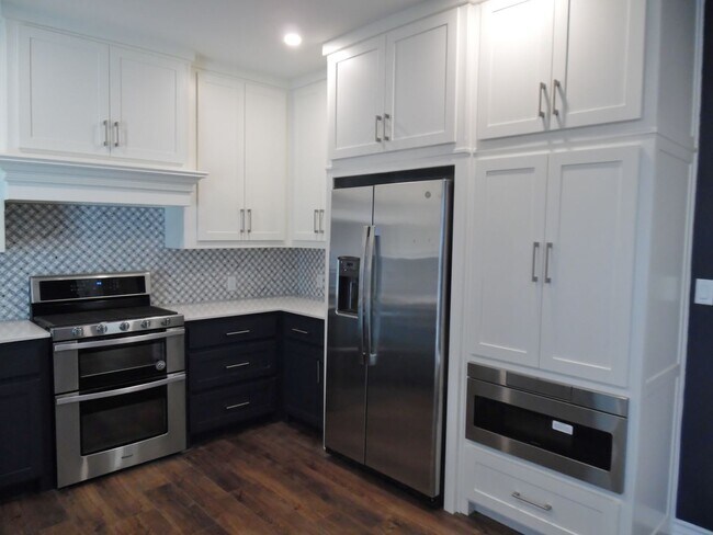 Building Photo - Wonderfully Remodeled Duplex Near River Cr...