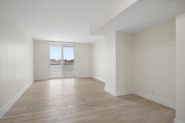 Building Photo - 511 Bayshore Dr