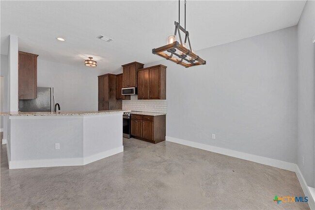 Building Photo - 1355 Estate Dr