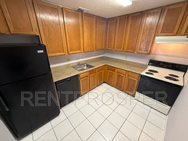 Building Photo - 3944 Versailles Dr
