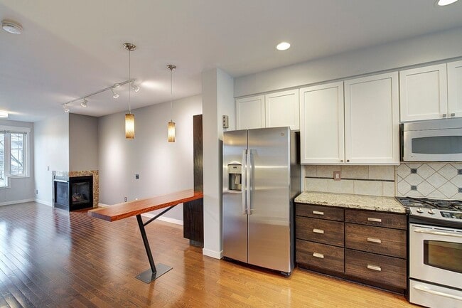 Building Photo - 2Bd/2.5Ba Seattle Townhouse