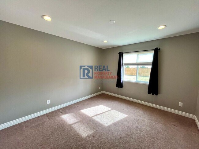 Building Photo - 1675 Tahlequah Dr