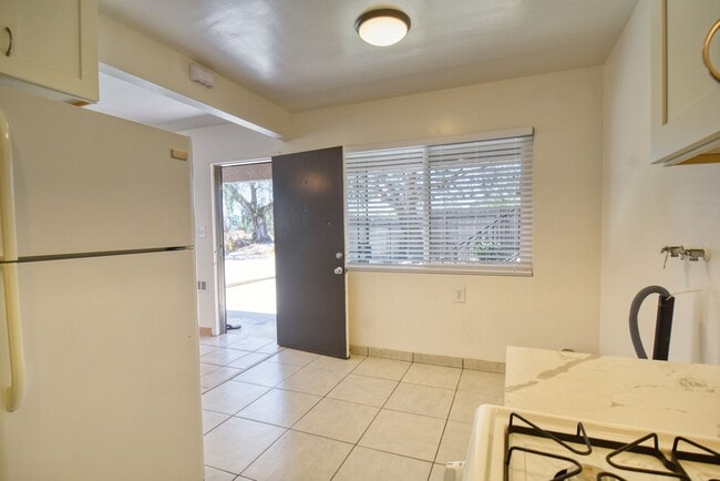 Building Photo - Two Bedroom condo in Pacific Beach
