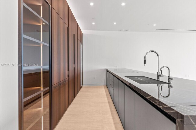 Building Photo - 5 Grove Isle Dr