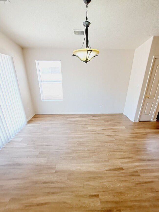 Building Photo - 3 bed 2 bath home in Huning Ranch