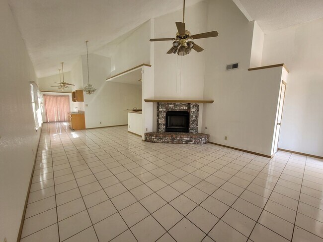 Building Photo - Ready to View!!