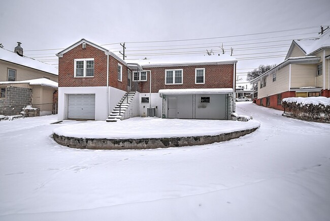 Building Photo - 3 Bedroom 1 Bath in Johnson City TN