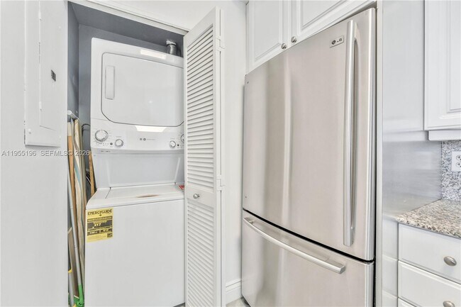 Building Photo - 888 Brickell Key Dr