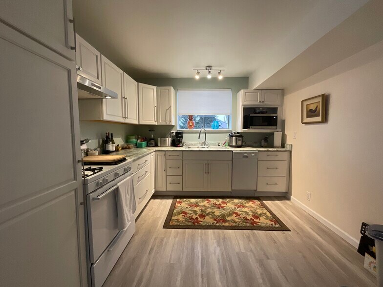 New Kitchen Equipped turnkey - 418 N Laguna St