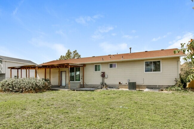 Building Photo - 8487 McKenzie Ln