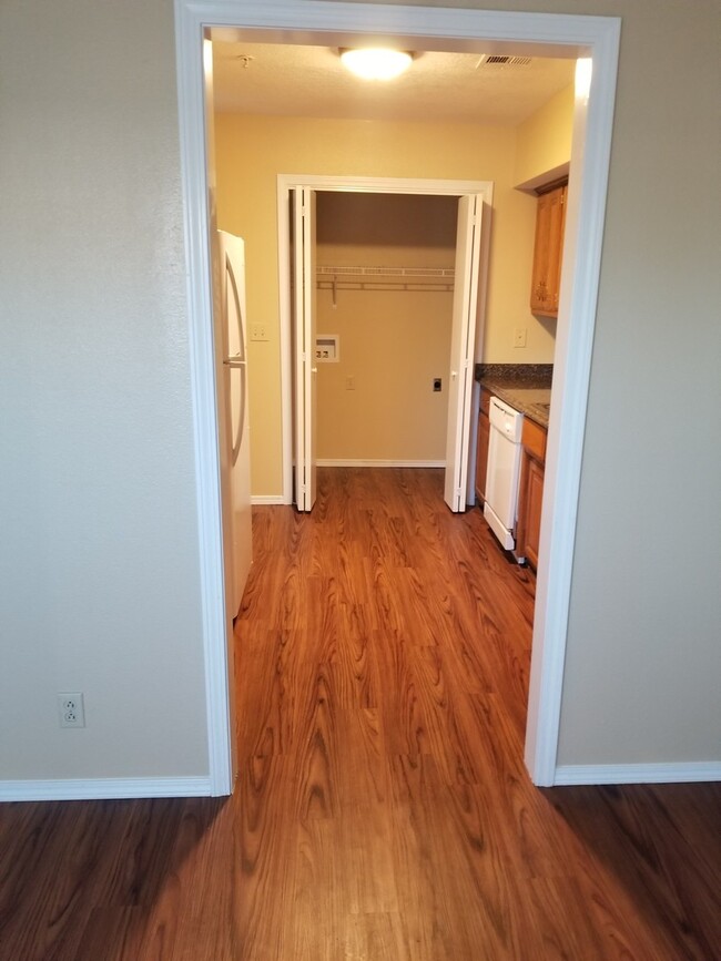 Building Photo - Townhome with a fireplace