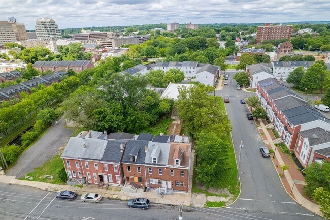 Building Photo - Freshly Renovated 4-Bedroom Home with Cent...