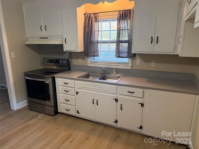 Building Photo - 3728 Dresden Dr E