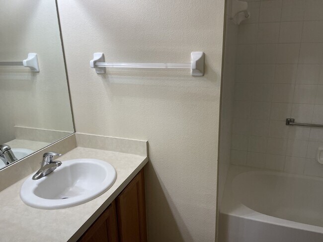 Building Photo - 3 Bedroom, 2 Bath Available Now in Beautif...