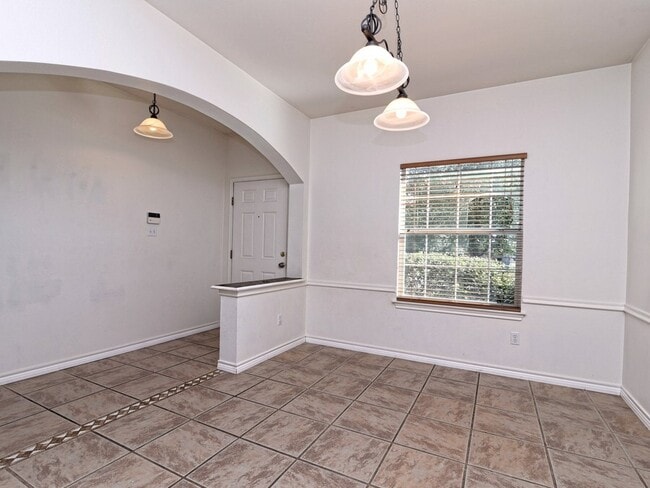 Building Photo - 105 Pecanwood N