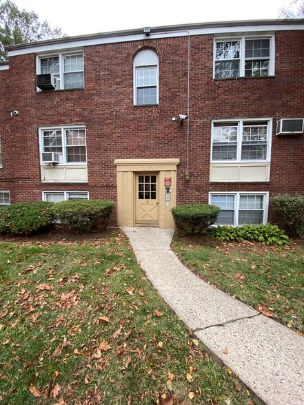 Building Photo - 800 N Broad St