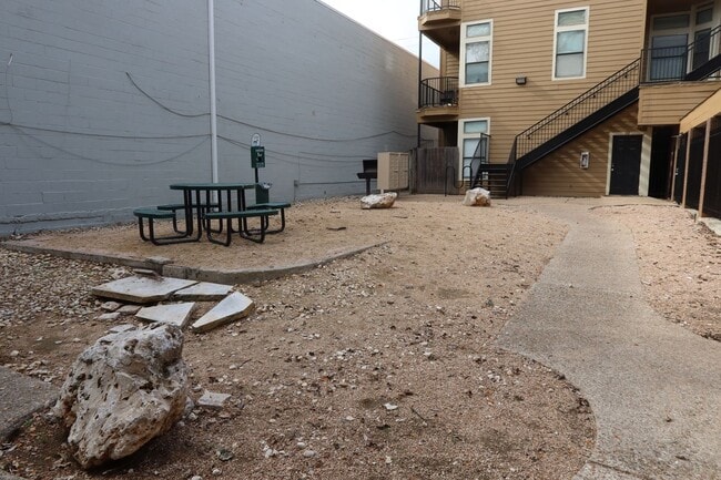 Building Photo - Wesdgewood West Campus - 1BD / !BA - 10 Ft Ceilings - Nodern Appliances - Gated - W/D -  $1000