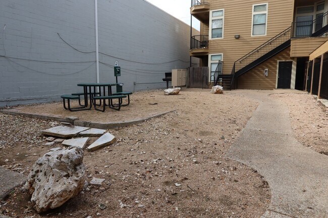 Building Photo - Wesdgewood West Campus - 1BD / !BA - 10 Ft Ceilings - Nodern Appliances - Gated - W/D -  $1200