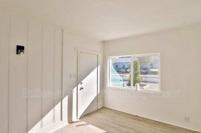 Building Photo - 102 E Hatcher Rd