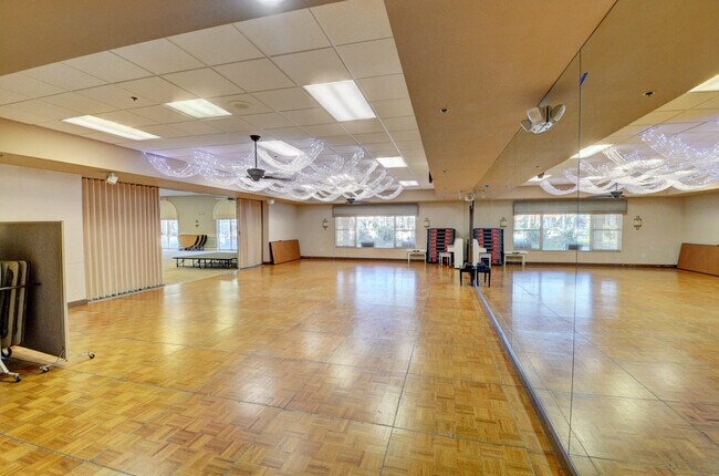Building Photo - 9553 Shadybrook Dr