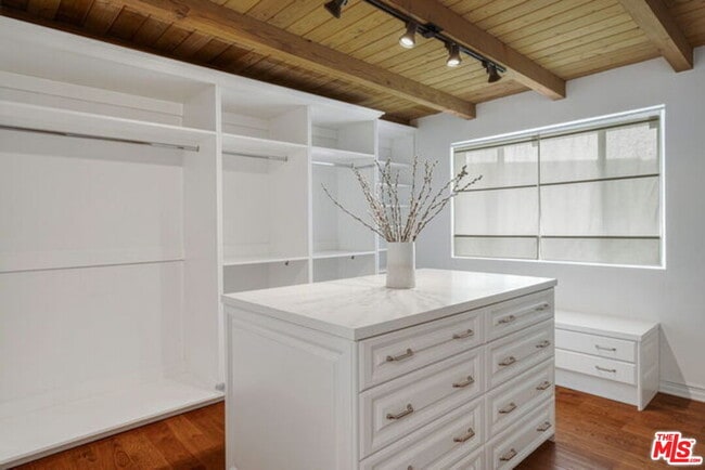 Building Photo - 1175 Las Pulgas Pl