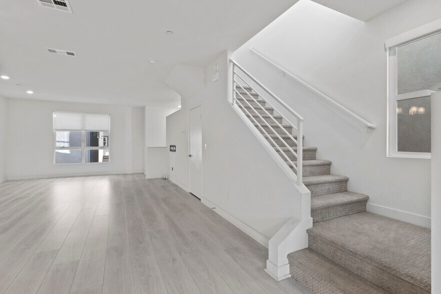 Building Photo - 2700 E Chaucer