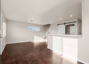 Building Photo - Spacious 2-Bedroom Duplex Near Tacoma Mall...