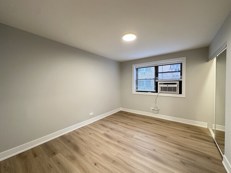 Building Photo - 531 W Aldine Ave