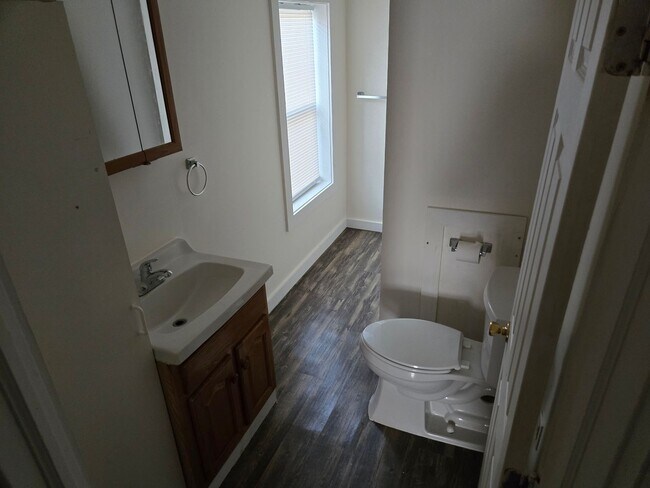 Building Photo - 3 Bedroom 1 Bathroom Townhouse
