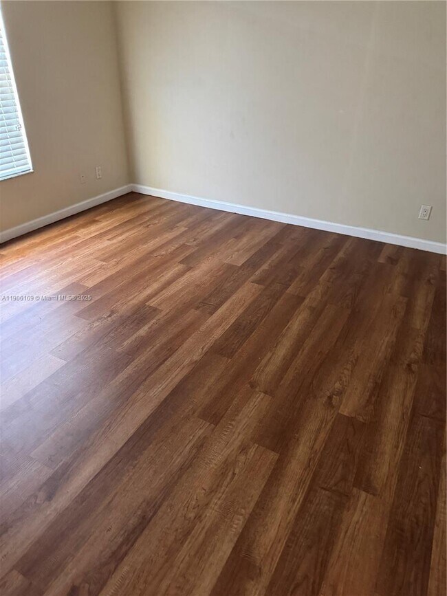 Building Photo - 726 SW McCracken Ave