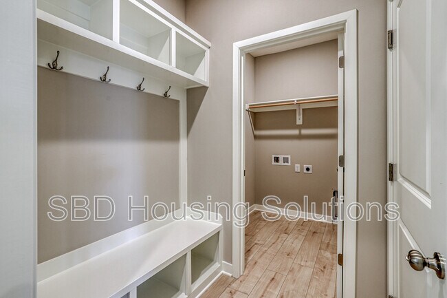 Building Photo - 27313 E Oak View Dr