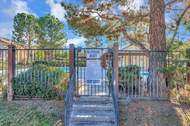 Building Photo - 2554 Olive Dr