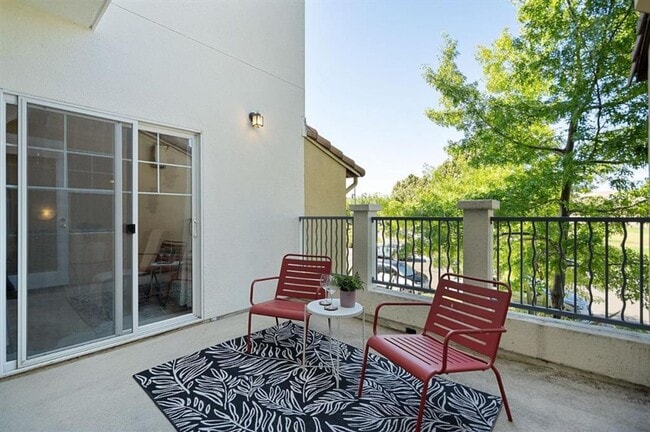 Building Photo - Gorgeous 2 Bed 2 Bath Dublin Townhome with Amenities! Centrally Located!