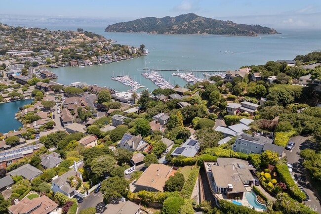 Building Photo - 125 Bayview Ave